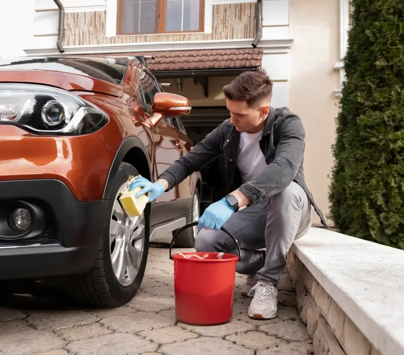 Lavage auto à domicile Ermenonville-la-Grande : professionnel intervenant sur un véhicule